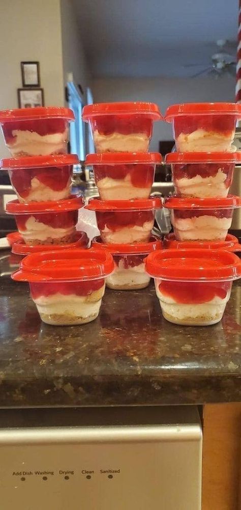 Cherry Cheesecake Jars, Weight Watchers Cheesecake, Mini Cherry Cheesecakes, Jello Cheesecake, Cheesecake Jars, Cherry Cheesecake Recipe, No Bake Cherry Cheesecake, Cherry Topping, Cheesecake In A Jar