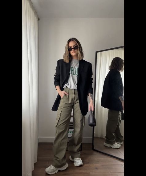 Green Combat Pants Outfit, Green Cargo Pants Fall Outfit, Kargo Styles Women, Green Cargo Trousers Outfit, Loose Cargo Pants Outfit, Blazer With Cargo Pants, Cargo Green Pants Outfit, Green Pants Outfit Women, Green Trouser Outfit Women