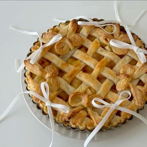 We love baking pie, especially apple pie. It's one of our favorite holiday desserts. Bring your homemade dessert to your next holiday gathering to make a lasting impression on your friends and family. Make sure to dress up in a holiday outfits and take pictures with your pie to add to your photo album.✨❣️

cute food photos | where to eat | food aesthetic | food photo inspo | recipes | aesthetic food | healthy food | healthy recipes Apple Crisp Aesthetic, Pie Aesthetic Vintage, Adams Apple Aesthetic, American Pie Aesthetic, Sanrio Moodboard, Dorothy Aesthetic, Aesthetic Baking Photos, Apple Pie Decoration, Apple Pie Aesthetic