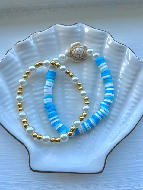 A blue bracelet with a preppy turtle and cute gold and white pearl bracelet Clay Bead Bracelet Ideas Turtle, Cute Preppy Stuff, Preppy Turtle, Perle Plate, Make Clay Beads, Handmade Jewelry Business, Clay Bracelets, Clay Bead Necklace, Preppy Bracelets