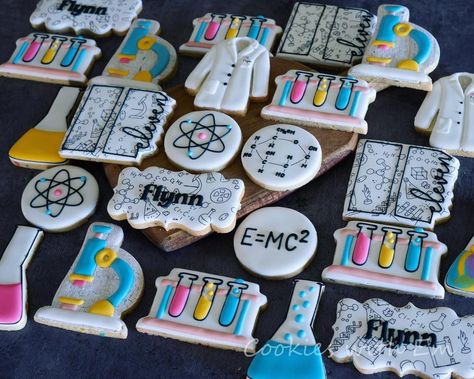 Degree Party, Science Cake, Science Birthday Party Ideas, Scientist Birthday Party, Royal Icing Decorated Cookies, Scientist Birthday, Fancy Ice, Pinning Ceremony, Royal Iced Cookies