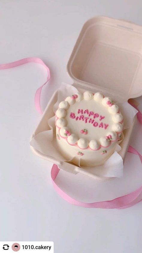 Bento Cake Pink, Pink Bento Cake, Mini Bento Cake, Bento Cake Design Birthday, Bento Box Cake, Bento Cake Design, Lunch Box Cake, Hbd To Me, Cute Bento Boxes