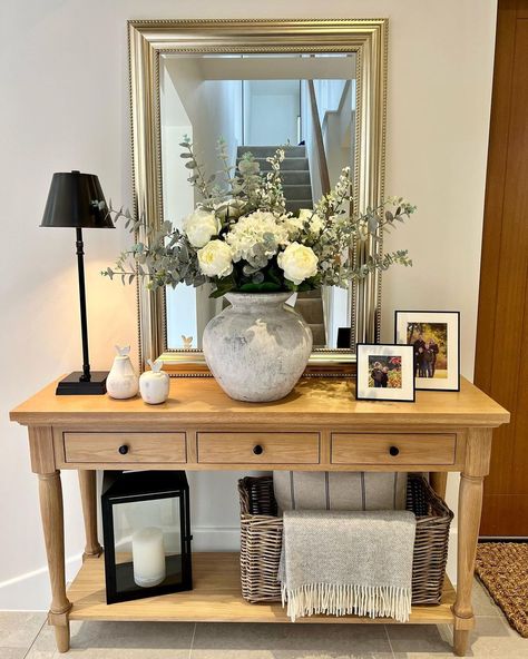 Susanne on Instagram: “Good afternoon! Hope you are all enjoying this beautiful spring sunshine! ☀️ My console table has had a little switch around as I have…��” Flowers On Console Table, Spring Entry Table Decor Entryway, Hallway Console Table Ideas, Spring Entry Table Decor, Entrance Table Decor Ideas, Entrance Way Table, Farmhouse Console Table Decor, Hallway Console Table Decor, Console Table Ideas