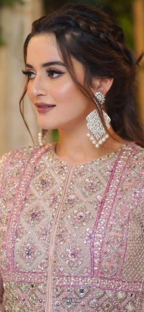 Subtle Indian Makeup Looks, Pakistani Actress Makeup Look, Minal Khan Hairstyles, Walima Hairstyles, Party Makeup Looks Pakistani, Pakistani Makeup Looks, Indian Makeup Looks, Pakistan Drama, Pakistani Makeup