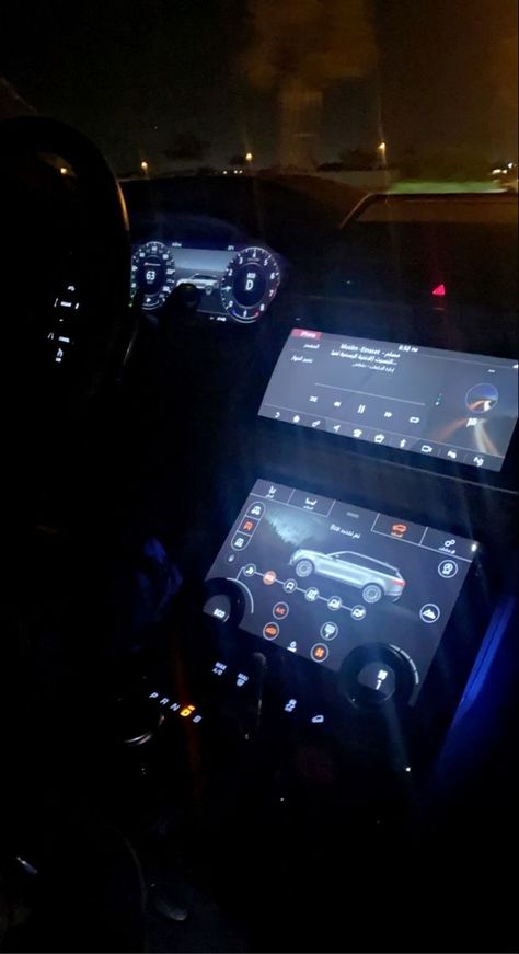 Range Rover Interior, City View Night, Car Vibes, Range Rover Car, Rich Cars, Instagram Symbols, Dream Cars Mercedes, Alcohol Aesthetic, Snap Friends