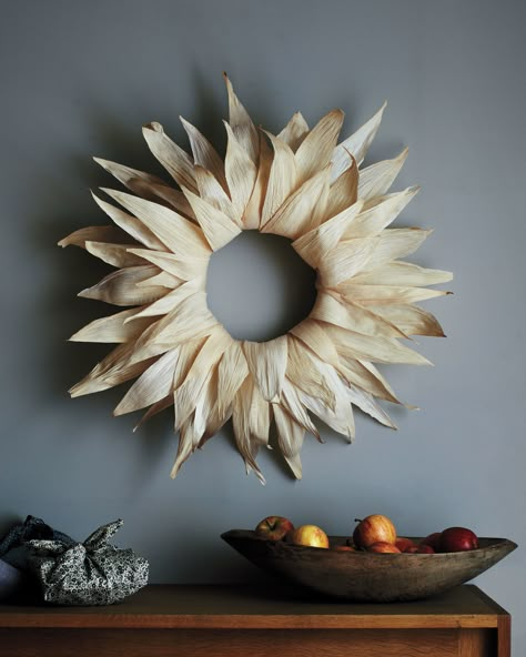 Corn Husk Wreath, Corn Husk Crafts, Diy Door Decor, Creative Wreaths, Dekor Diy, Diy Fall Wreath, Corn Husk, Deco Floral, Diy Door