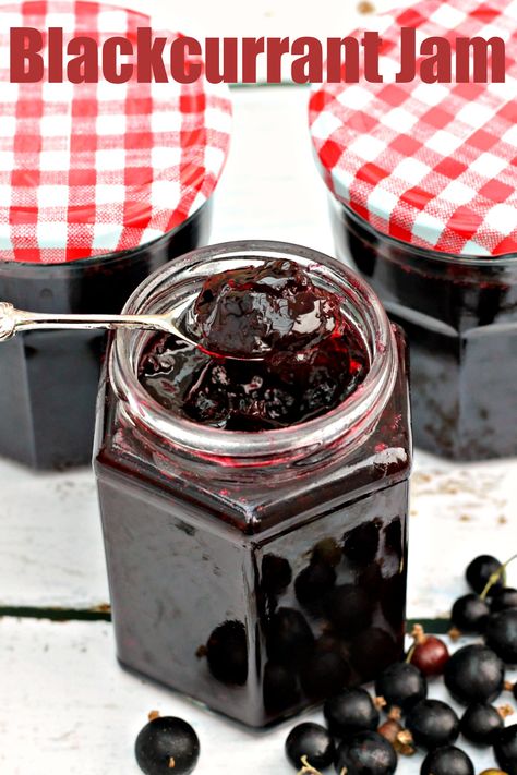 A delicious blackcurrant jam recipe, made the traditional way using only three ingredients - blackcurrants, water and sugar! Blackcurrant Jam Recipes, Blackcurrant Recipes, Black Currant Jam, Blackcurrant Jam, Sugar Free Jam Recipes, Gooseberry Jam, Easy Jam, Sugar Free Jam, Kitchen Traditional