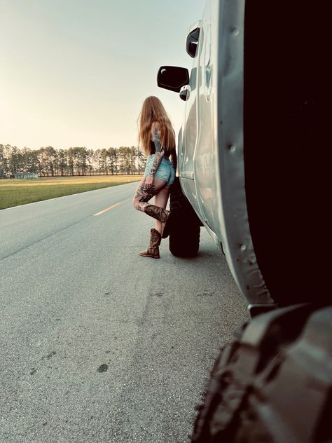 Country Girl Photoshoots Truck, Girlfriend Truck Pictures, Truck Photoshoot Ideas Women, Truck Photoshoot Ideas, Tahoe Pictures, Truck Poses, Girl Truck, Photoshoot Desert, Vehicle Photography