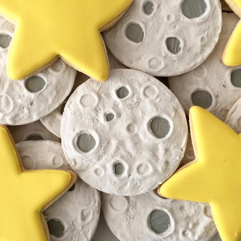 Oh, Sugar! Events - moon cookies Star And Moon Cookies, Rocket Cookies, Moon Cupcakes, Space Cookies, Eclipse Party, Moon Cookies, Outer Space Party, Shower Desserts, Moon Party