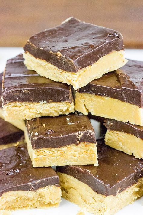 Chocolate Peanut Butter Fudge Peanut Butter Fudge Recipe, Chocolate Peanut Butter Fudge, Diy Easy Recipes, Reeses Cups, Butter Fudge, Homemade Fudge, Peanut Butter Fudge, Fudge Recipes, Chocolate Peanuts