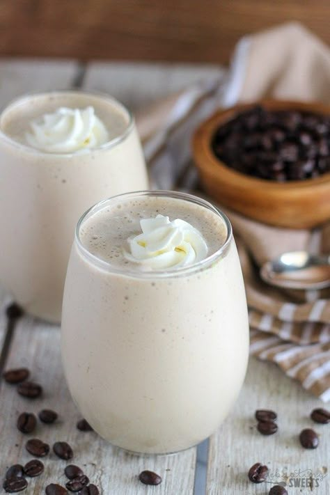 Vanilla Latte Protein Smoothie - A healthy protein-packed smoothie filled with the flavors of coffee and vanilla. Smoothie Protein, Coffee And Vanilla, Banana Yogurt, Menu Sarapan Sehat, Yogurt Smoothie, Resep Smoothie, Coffee Smoothie, Healthy Shakes, Makanan Diet