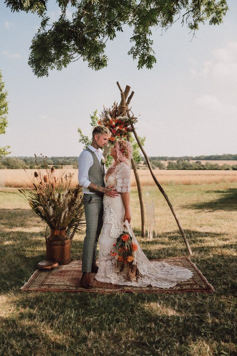 Rug Outdoor Wedding Ceremony, Outdoor Fall Micro Wedding, Rug At Alter Wedding, Wedding Ceremony Photoshoot, Outdoor Boho Wedding, Dreamcatcher Decor, Flowers Rug, Boho Inspired Wedding, Boho Wedding Arch