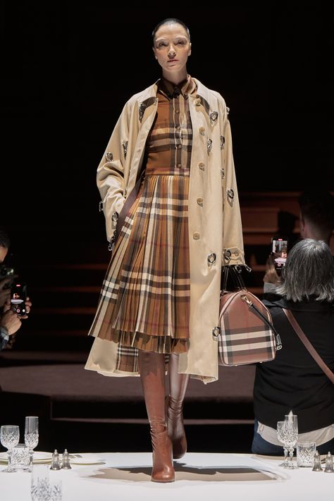 Burberry Fall 2022 Ready-to-Wear Collection | Vogue Burberry Fashion Show, Burberry Skirt, Burberry Outfit, Burberry Prorsum, 2022 Fashion, Fall 2022, Fashion Show Collection, New Classic, Autumn Winter Fashion