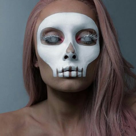 @laurakalmakoff on instagram #skull#skullmakeup#halloweenmakeup Halloween Skeleton Makeup, Princes Disney, Makeup Zombie, Fantasy Make-up, Skull Face Paint, Halloween Make-up Looks, Halloweenský Makeup, Beauty Crush, Makeup Tumblr