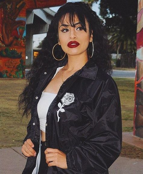 Red Lips❤️ Follow @myflawlessbrowsofficial for more daily makeup ideas❤️. . #chicanamakeup #chicanastyle #chicana #redlips #redlipstick #dailymakeupideas #browsgoals 90s Chola Aesthetic, 90s Chola, Chola Outfit, Chola Aesthetic, Chicana Aesthetic, Chola Makeup, Hairstyles Reference, Chola Girl, Latina Aesthetic