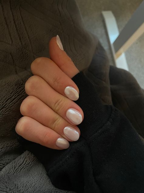 White Glazed Nails Short, Pearly White Nails Short, Clean Vacation Nails, Dainty Neutral Nails, Clean Short Nails Aesthetic, Short Round Nails Winter, Short Circle Nails, Plain Holiday Nails, Pearl Short Nails