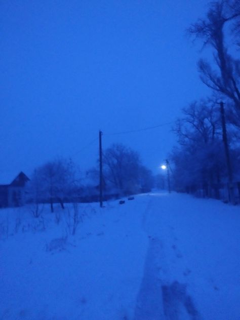 blue hour aesthetic Blue Hour City, Daze Core, Blue Hour Aesthetic, Blue Neighborhood, Street Curb, Blue Hour Photography, Hour Aesthetic, One More Hour, Blue Neighbourhood