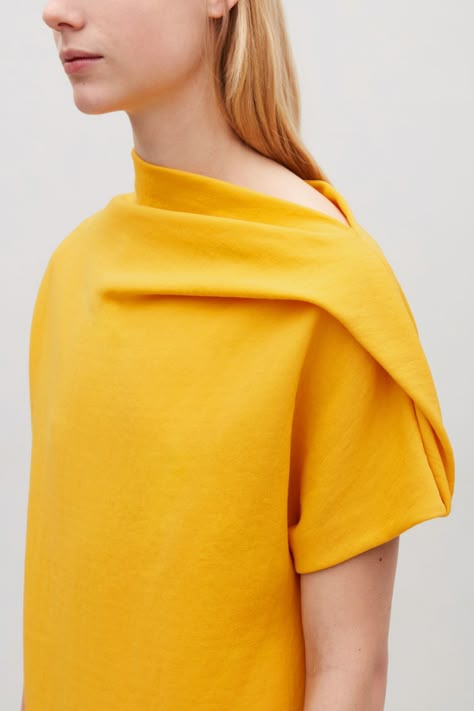 Model side image of Cos jersey dress with drape in yellow Detail Couture, What To Wear Today, Clothing Details, Stop Thinking, Mode Inspiration, Minimal Fashion, Fashion Details, Jersey Dress, Fashion Tops