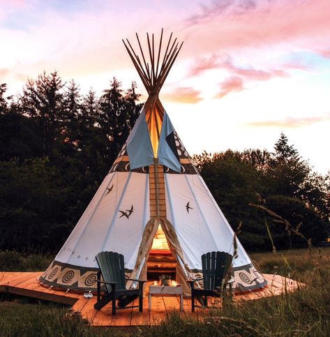 How To Build A Teepee Outdoors, Teepee Cabin, Bamboo Tipi, Backyard Tipi, Teepee Glamping, Glamping Teepee, Backyard Teepee, Teepee Designs, Camping Teepee