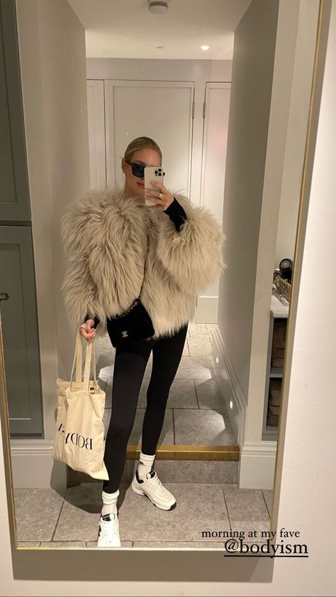 Stories • Instagram Vegas Outfit Aesthetic, White Fur Jacket Outfit Winter, How To Style Fur Coat, Beige Fur Jacket Outfit, Beige Jacket Outfit Winter, White Faux Fur Coat Outfit, Outfits With Fur, Beige Winter Outfit, White Fur Coat Outfit