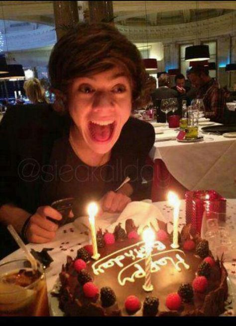 Harry Styles' Birthday Cake. One Direction Happy Birthday, Harry Styles Birthday, Funny Happy Birthday Pictures, Gambar One Direction, Harry Birthday, Harry Styles Cute, Happy Birthday Pictures, Funny Happy Birthday, Harry Styles Pictures