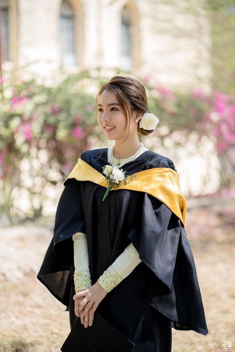 Convocation Dress Graduation, Graduation Dress Designs, Convocation Dress, Wedding Photo Studio, Graduation Photography Poses, Burmese Clothing, Wedding Portrait Poses, Wedding Photoshoot Props, Graduation Poses