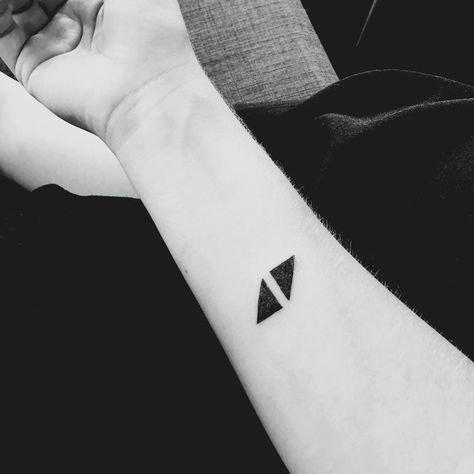 Set It Off Tattoo, Avicii Symbol, Avicii Tattoo, Avicii Logo, Avicii Album, Triangle Tattoo Meaning, Meaning Of Arrow Tattoo, Song Tattoos, Tim Bergling