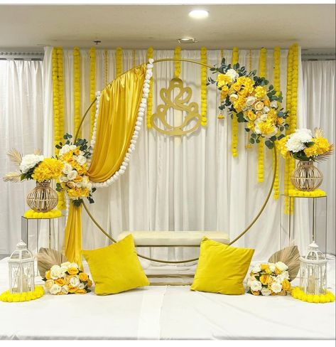 Mehendi Corner Decor, Marigold Arch Decor, Pithi Decoration Backdrop, Nalungu Decoration At Home, Pasni Decoration Ideas, Saree Ceremony Decoration, Indoor Haldi Decor Ideas, Haldi Function Decoration, Mehndi Stage Decor