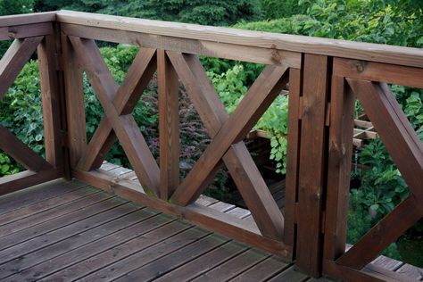 Criss Cross Porch Railings: A Step-by-Step Guide Criss Cross Fence Ideas, Criss Cross Deck Railing, Stained Porch Railing, Porch Banister Ideas Wood, Porch Rails Ideas, Wood Railing Front Porch, Wood Porch Railing Ideas, Porch Railing Ideas Diy Cheap, Farmhouse Porch Railing