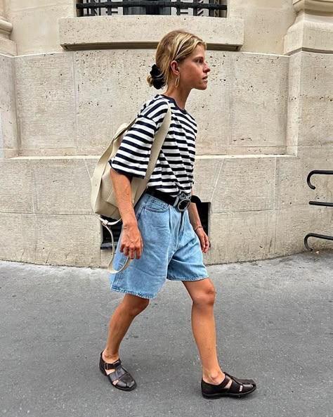 Striped Tshirt Outfits, Denim Shorts Outfit, Street Style Fall Outfits, Tshirt Outfit, Outfit Inspo Summer, Europe Fashion, Denim Trends, Tshirt Outfits, Spring Summer Outfits