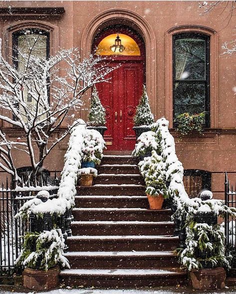 Brooklyn NY on Instagram: “Merry Christmas from Brooklyn New York!! @robbiequinnnyc . . . . . #centralpark #centralpaeknyc #citywalk #newyorkcityphotography…” Greenwich Village Apartment, New York Brownstone, Greenwich Village Nyc, Winter In New York, Nyc Christmas, Christmas Apartment, Christmas In The City, I Love Winter, Visit New York