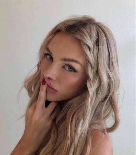 Long Blonde, Blonde Girl, Pretty Hairstyles, Hair Looks, Hair Goals, Hair Inspo, Cute Hairstyles, Hair And Nails, Balayage