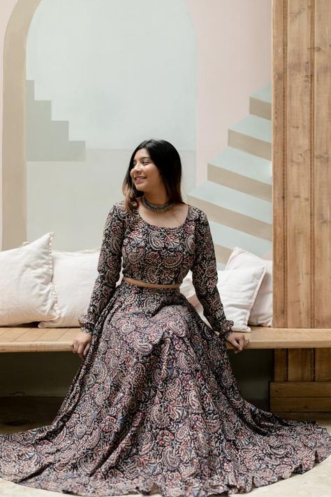 Skirt Winter Outfit, डिजाइनर कपड़े, Black Dress Outfit, Long Skirt And Top, Kalamkari Dresses, Skirt Outfit Ideas, Simple Lehenga, Skirt Winter, Cotton Lehenga