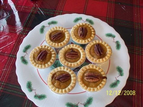 Tiny perfect pumpkin tarts. A wonderful addition to your dainty tray.You will always find room for one of theses mini pumkin pies. An old favorite recipe. Toffee Tarts, Pumpkin Toffee, Sand Tarts, Mini Tart Shells, Pumpkin Tarts, Recipe For Summer, Tarts Recipe, Pumpkin Pecan Pie, Toffee Nut