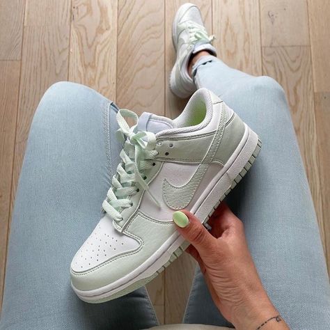 Nike Dunks Outfit, Nike Low Dunk, Nike Dunk Low Next Nature, Mint Outfit, Dunks Outfit, Tours France, Jordan Shoes Girls, Men's Athletic Shoes, Nike Sb Dunk