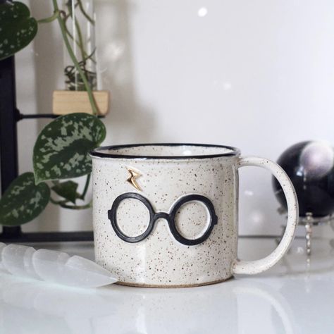 Harry Potter Mug, Clay Cafe, May Art, Diy Keramik, Ceramics Pottery Mugs, Potters Clay, Diy Pottery Painting, Harry Potter Mugs, Tanah Liat