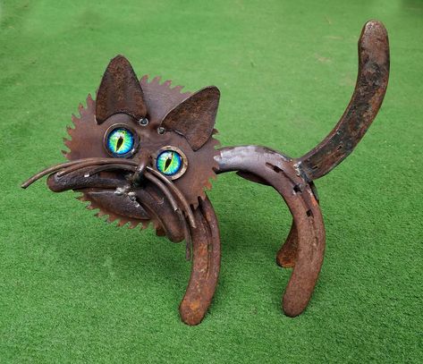 Horseshoe Crafts Projects, Antlers Decor, Horseshoe Projects, Horseshoe Decor, Metal Cat, Cat Sculpture, Horseshoe Crafts, Horseshoe Art, Metal Yard Art