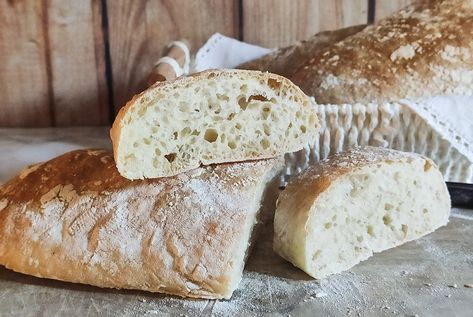 Homemade Crusty Italian Bread Recipe - Recipes from Italy Tiramisu Authentic, Crusty Italian Bread Recipe, Crusty Italian Bread, Aglio E Olio Recipe, Recipes From Italy, Italian Bread Recipes, Bread Head, Bolognese Sauce Recipe, Bread Container