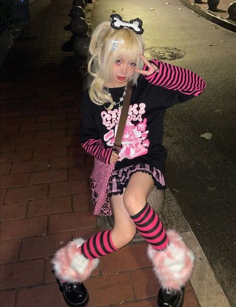 Pink Goth Aesthetic Outfits, Yami Kawaii Outfit, Kawaii Goth Outfits, Yami Kawaii Fashion, Clowncore Outfit, Harajuku Outfit, Creepy Cute Fashion, Pastel Goth Outfits, Pink Goth