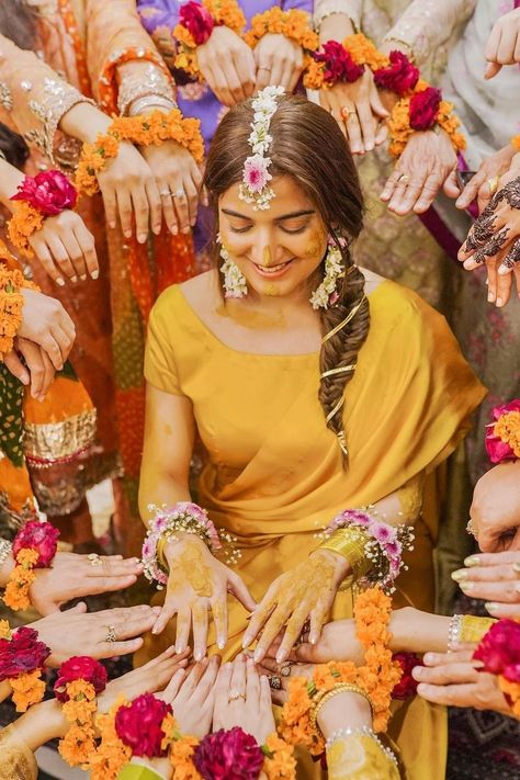 Haldi Ceremony Pictures, Fun Mehendi Outfits, Telugu Haldi Ceremony, Simple Haldi Look For Bride In Saree, Haldi Pictures Idea, Haldi Props Ideas For Bride, Haldi Ceremony Bride Poses, Haldi Aesthetic Photos, Haldi Ceremony For Bride