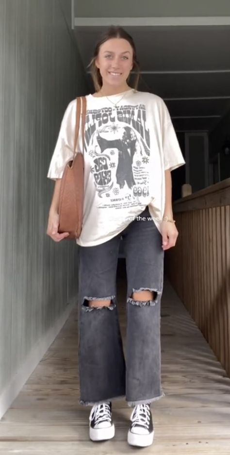 Oversized Graphic Tee Outfits Winter, Big Graphic Tee Outfit, Outfits Rockstar Mujer, Vintage Tshirt Outfit, Colorful Casual Outfits, Oversized Graphic Tee Outfits, Oversized Graphic Tee Outfit, Big Tshirt Outfit, Graphic T Shirt Outfit