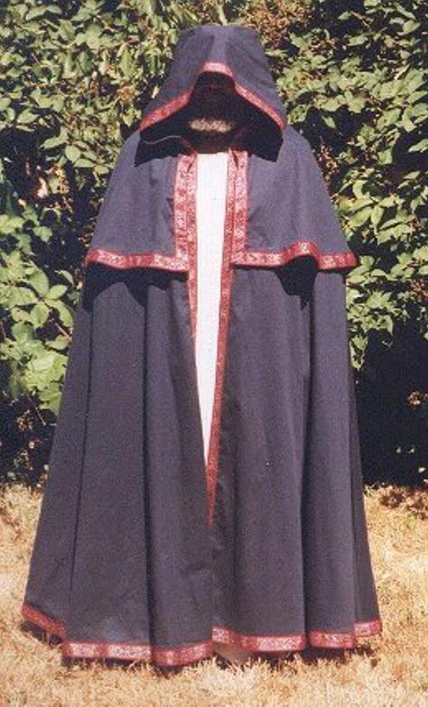 Whether for a costume or just keeping warm, a cape or cloak can be great.  Learn how to sew your own, or try the no-sew cape method! - could probably be adjusted for a more 19th c look No Sew Cape, Witch Costume Diy, Cloak Pattern, Diy Witch, Costume Capes, Witch Costumes, Witch Diy, Cosplay Tutorial, Tutorial Diy