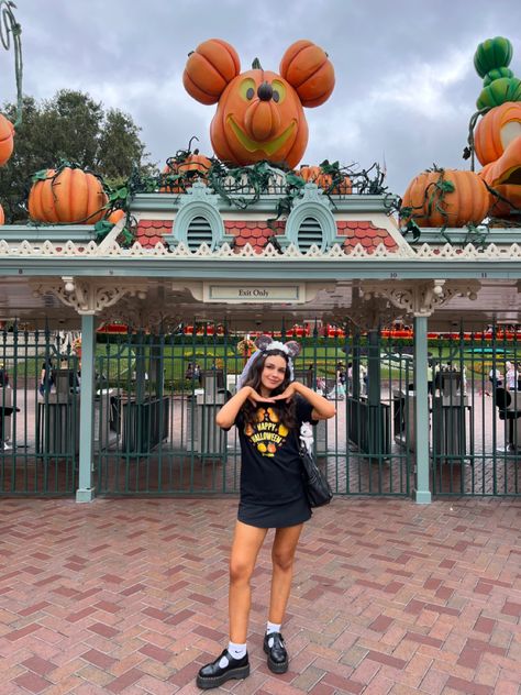 Fall At Disneyland, Disneyland Halloween Aesthetic, Disney Outfits Halloween, Disneyland Halloween Outfit, Halloween Disney Outfits, Disneyland Poses, Disney Instagram Pictures, Disneyland Fits, Disneyland 2024