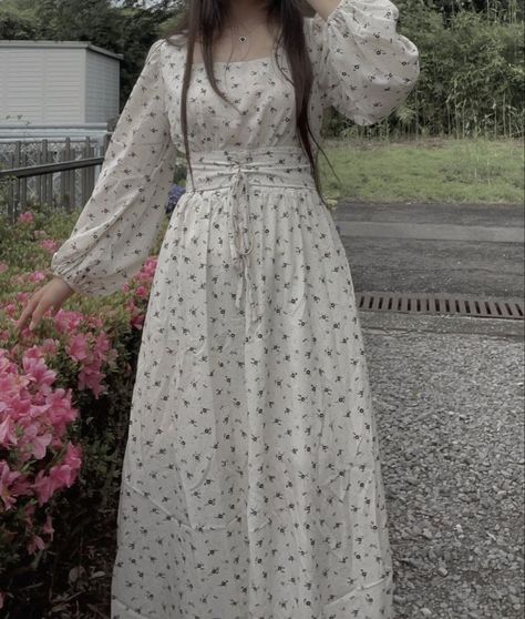 Formal Summer Dresses For Women, Modest Frocks, Japan Outfit Ideas, Korean Outfits Men, Aesthetic Korean Fashion, Skirt Outfits Korean, Japanese Minimalist Fashion, Korean Fashion Skirt, Stylish Outfits Casual