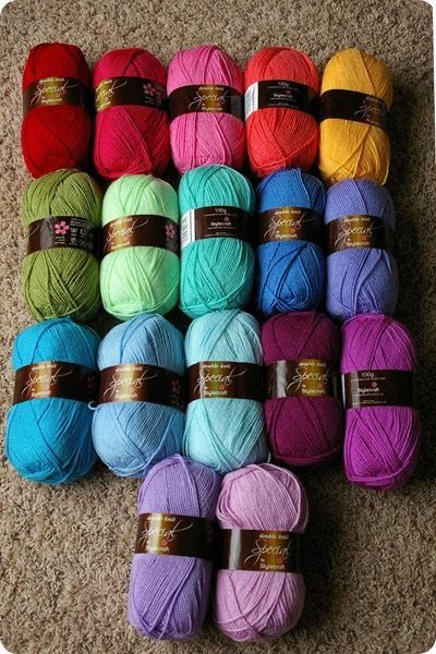 Loom Crochet, Yarn Color Combinations, Yarn Storage, Mode Crochet, Yarn Inspiration, Crochet Wool, Types Of Yarn, Lovely Colors, Yarn Colors