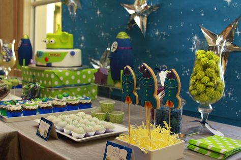 Rocket cookies cupcakes...green blue, rockets, stars, planets, green macaroos,buzz cake Buzz Party, Lightyear Party, Buzz Lightyear Birthday Party, Buzz Lightyear Party, Buzz Lightyear Birthday, Space Warriors, Toy Story Theme, Toy Story Cakes, Story Birthday