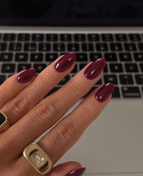 Nice Nails Aesthetic, Short Nails For Light Skin, Maroon Colored Nails, Chic Dark Nails, Fall Aesthetic Acrylic Nails, Autumn Coloured Nails, Maroon Nails Gel, Christmas Red Acrylic Nails, Red Autumn Nails Design