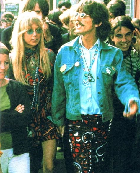 PAUL ON THE RUN: Beatle George Harrison tours the Haight,1967 Beatles Outfit, George Harrison Pattie Boyd, Beatles Fashion, Mundo Hippie, Coachella 2017, 1960’s Fashion, Pattie Boyd, Something In The Way, 70s Outfits