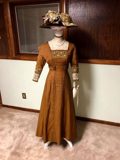 Edwardian Walking Dress, 1912 Dress, Edwardian Gowns, Belle Epoque Fashion, Edwardian Costumes, Fashion Through The Decades, Fashion 1910, Walking Dress, 1900s Fashion