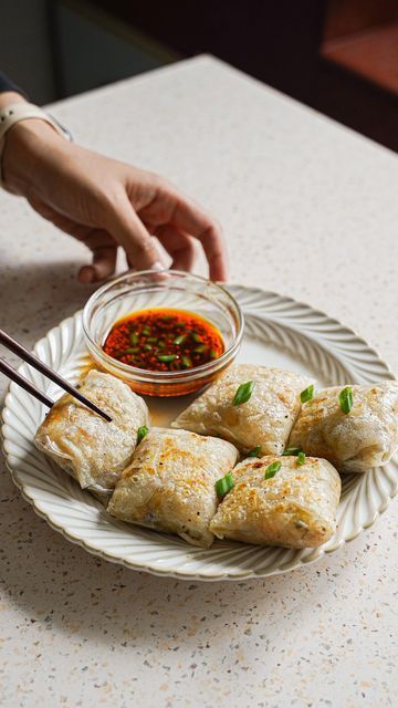 Aisya J | Vegan Recipes 🇲🇾🌱 on Instagram: "CRISPY rice paper dumplings recipe ↓ ↓ Idk why i took this long to jump on this trend, but I’m here now! And I regret not trying this earlier. It’s so good and so easy to make! 😍 I’ve given them a vegan twist by swapping out the meat for the tofu crumbles! Trust me, these are a game-changer. & the dipping sauce = *chef’s kiss* 😌 And I love that I’m able to air fry this and honestly, I prefer the air fried version because it crisp up more & they eve Rice Paper Dumplings Vegan, Crispy Rice Paper Dumplings, Tofu Crumbles, Rice Paper Rolls Recipes, Rice Crispies Recipe, Crispy Rice Paper, Rice Paper Dumplings, Rice Paper Recipes, Homemade Chinese Food